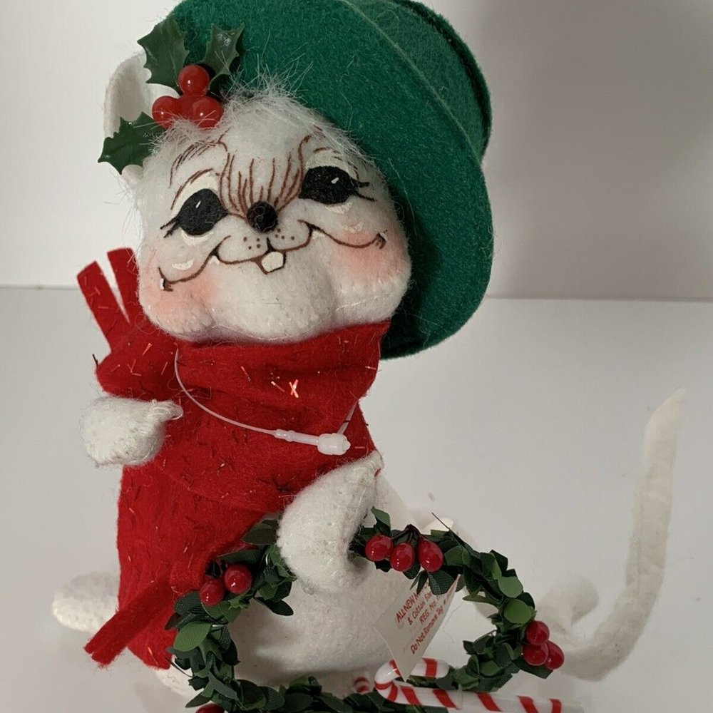 Annalee dolls 2005 6" Mouse with Candy Cane Decorated Christmas Wreath Retired